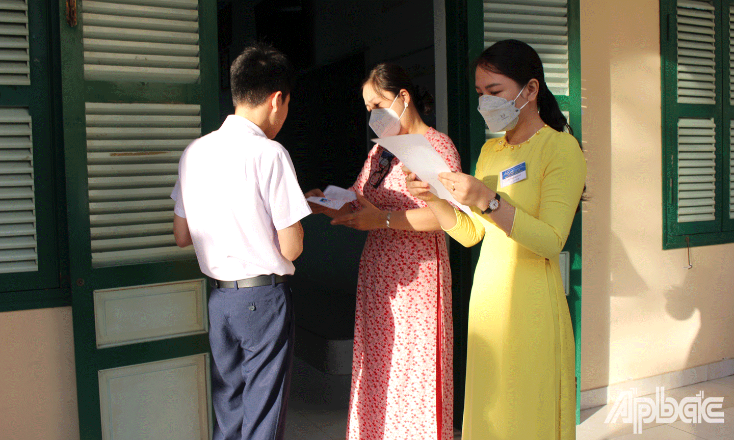 Giám thị gọi TS vào phòng thi. 