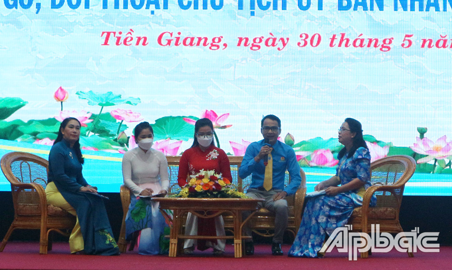 Gặp gỡ, giao lưu với 3 cá nhân điển hình tiêu biểu xuất sắc, đại diện cho CNVCLĐ, cán bộ CĐ  điển hình tiên tiến.