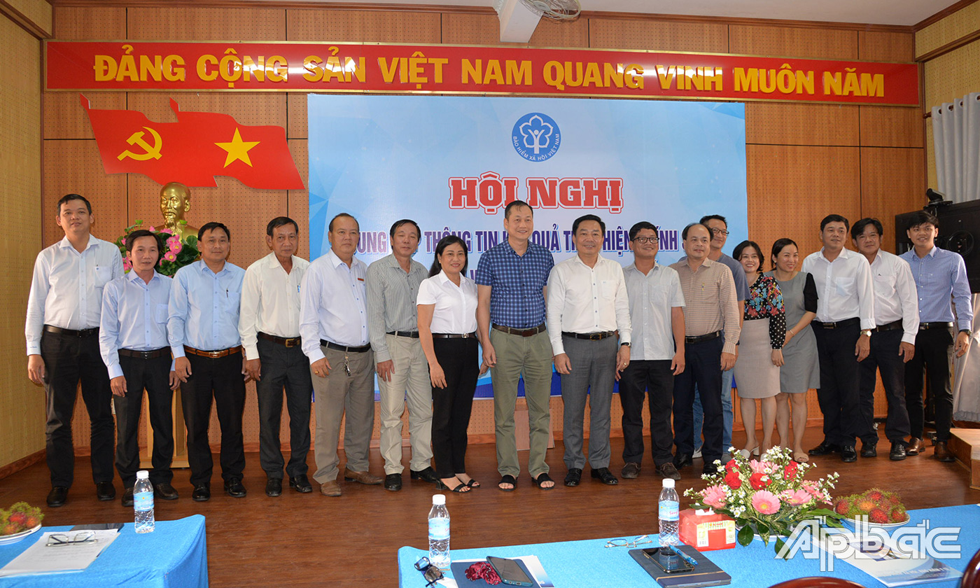 Lãnh đạo BHXH tỉnh chụp ảnh lưu niệm với lãnh đạo các cơ quan thông tấn, báo chí tại Tiền Giang