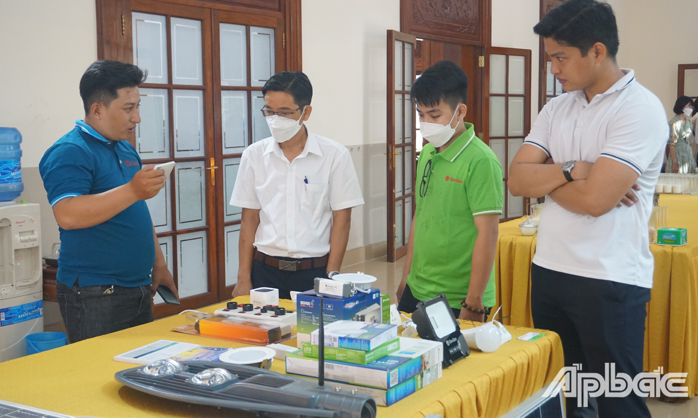 Công ty CP Bóng đèn Phích nước Rạng Đông đang giới thiệu các ứng dụng công nghệ tiết kiệm điện trong chiếu sáng công nghiệp và chiếu sáng công cộng