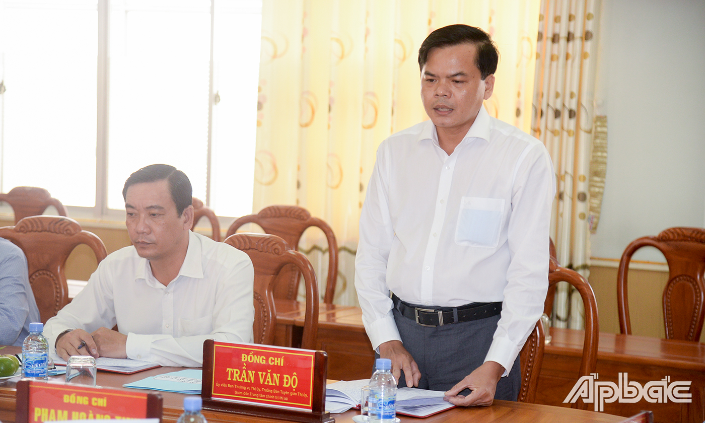Trưởng Ban Tuyên giáo Thị ủy Cai Lậy Trần Văn Độ báo cáo tóm tắt tình hình thực hiện công tác tuyên truyền miệng thời gian qua đến đoàn công tác.