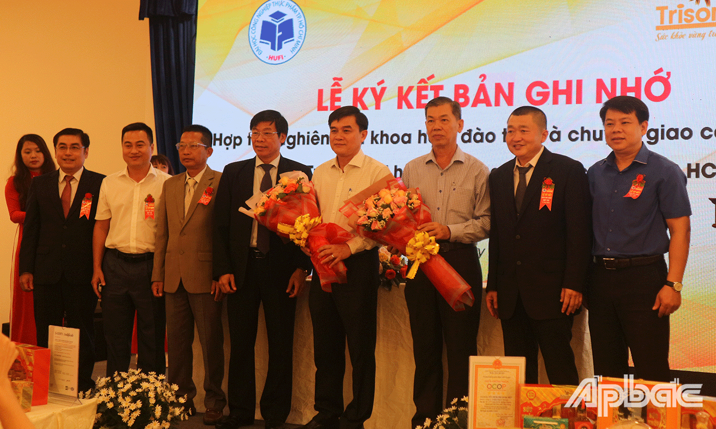 Công ty TNHH TM DV Trí Sơn và Trường Đại học Công nghiệp thực phẩm TP.HCM tặng hoa cho đại biểu tham dự 