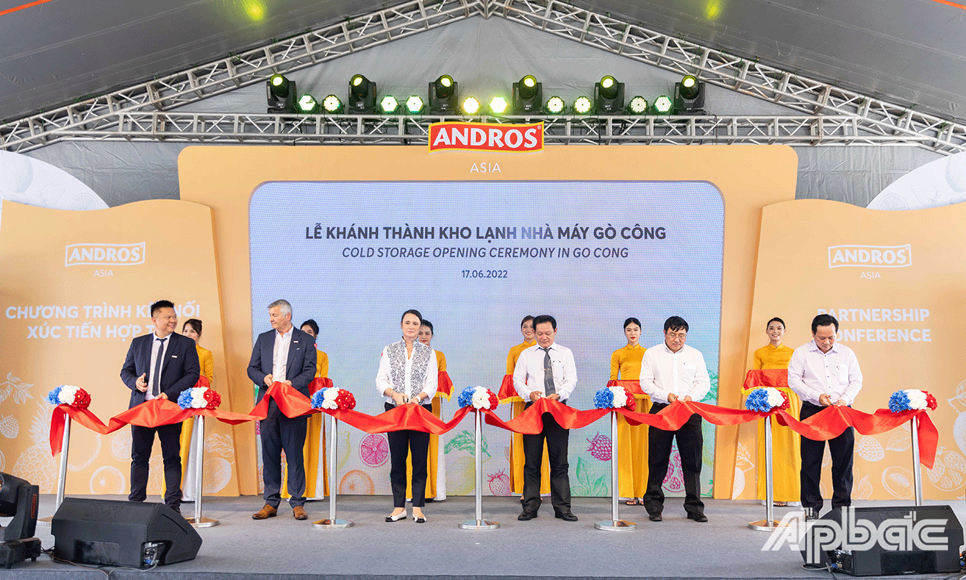 Đại biểu cắt băng khánh thành kho lạnh Gò Công tại Nhà máy Gò Công của ANDROS-Asia.gif