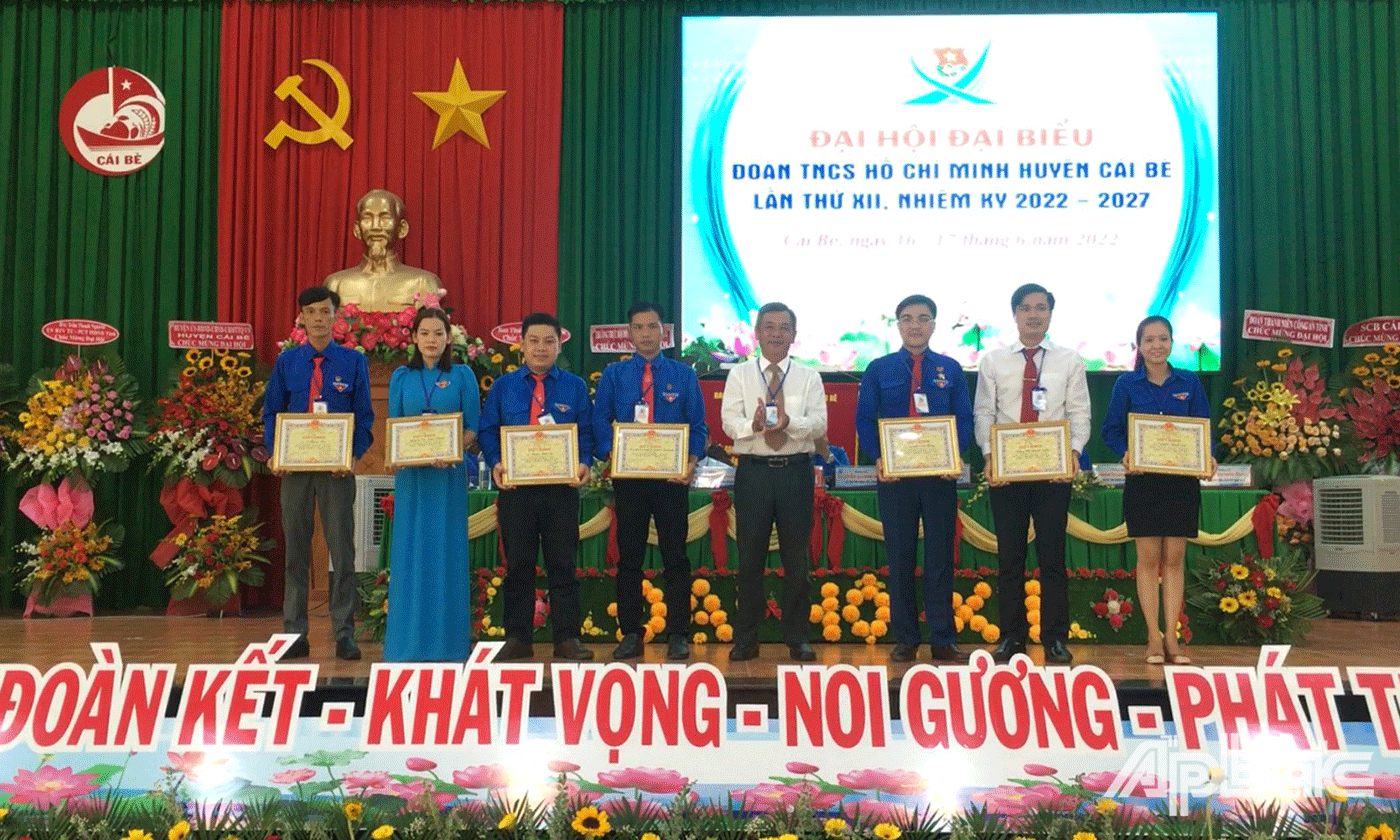UBND huyện Cái Bè khen thưởng 7 tập thể, 10 cá nhân có thành tích trong công tác Đoàn và phong trào thanh thiếu nhi nhiệm kỳ 2017 - 2022.