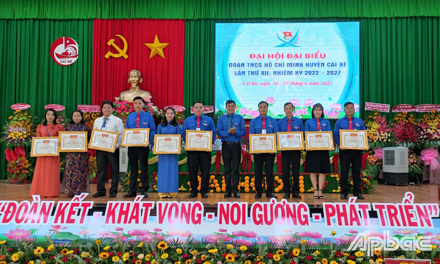 Tỉnh đoàn khen thưởng cho 7 tập thể, 12 cá nhân nhân có thành tích trong công tác Đoàn và phong trào thanh thiếu nhi nhiệm kỳ 2017 - 2022.