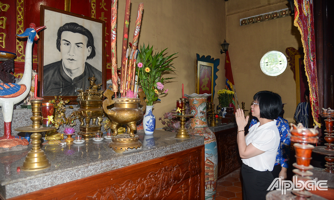 Đồng chí Đỗ Phương Thảo thắp hương thắp hương tưởng niệm tại Đền thờ Trương Định ở xã Gia Thuận, huyện Gò Công Đông.