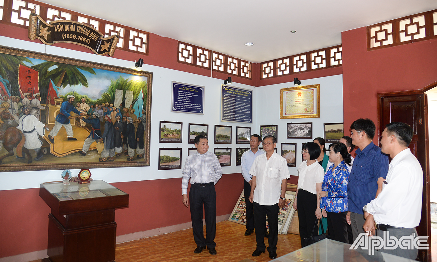 Đoàn tham quan hình ảnh, tư liệu về Anh hùng dân tộc Trương Định.