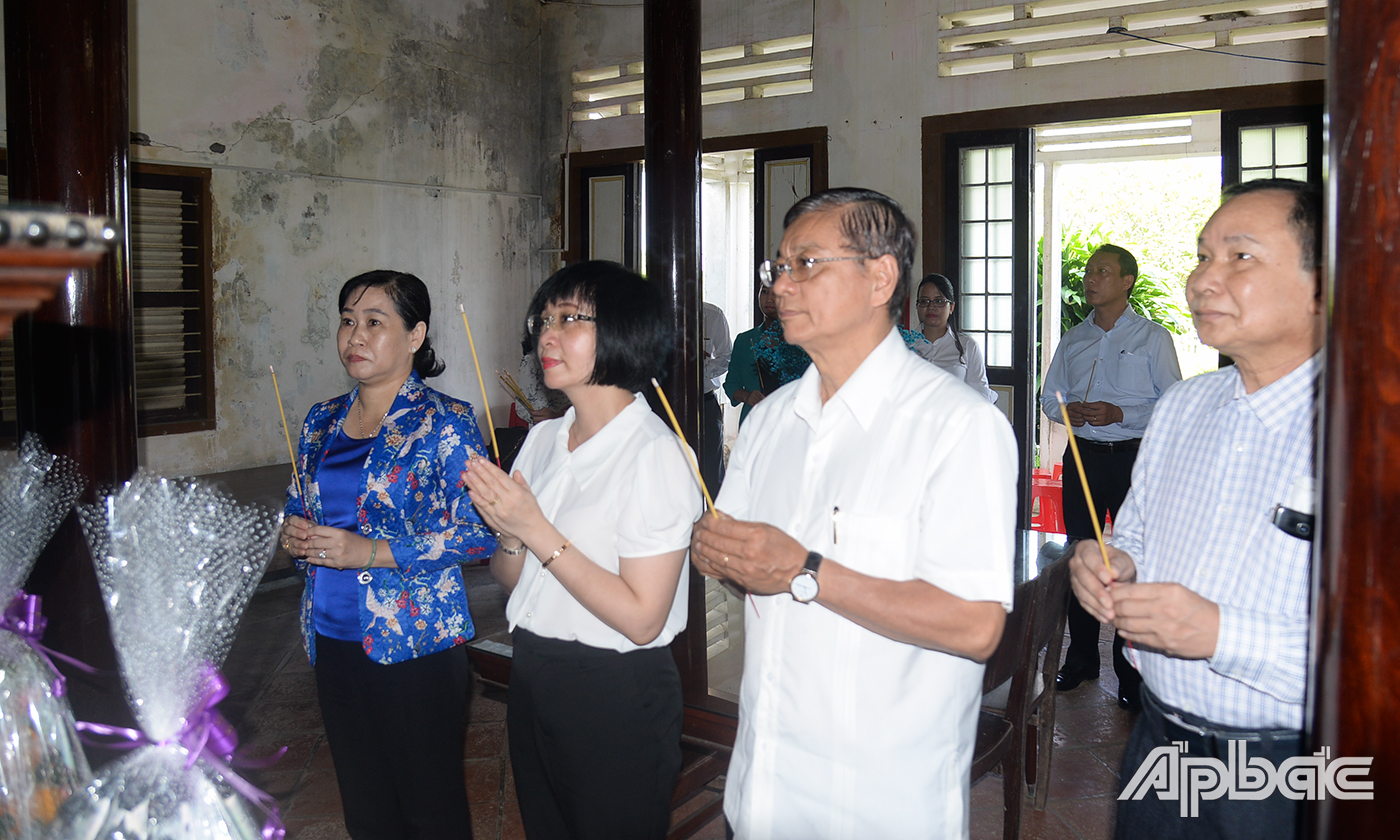 Đoàn thắp hương tưởng nhớ 2 Mẹ Việt Nam Anh hùng và đồng chí Nguyễn Nhựt Ánh.
