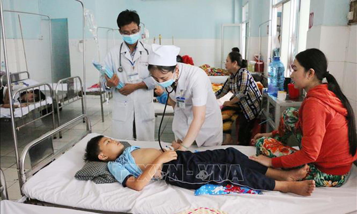 Điều trị cho bệnh nhi mắc sốt xuất huyết tại Bệnh viện Sản - Nhi tỉnh An Giang. Ảnh: Công Mạo/TTXVN