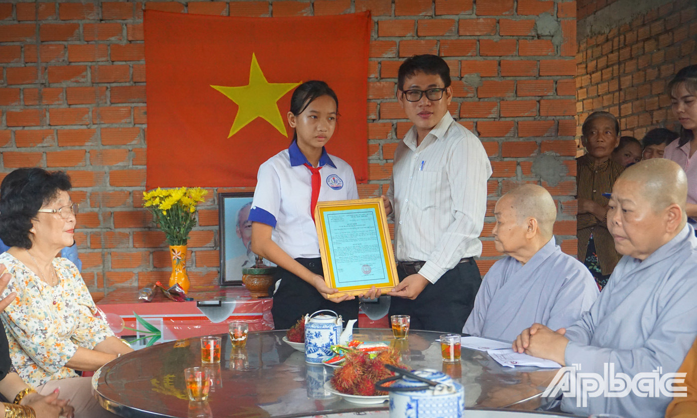 UBND xã Phú Đông trao Quyết định bàn giao “Mái ấm khuyến học” cho gia đình em Phan Thị Kim Ngân