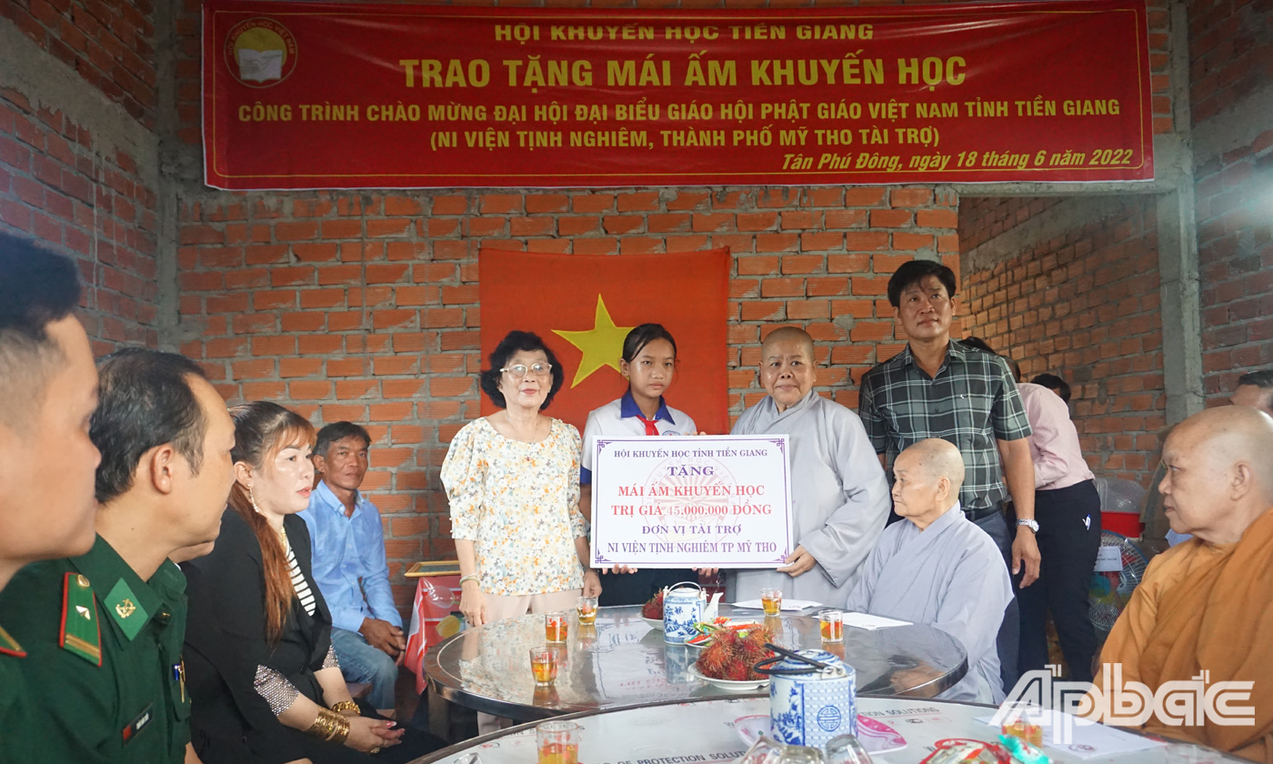 Hội Khuyến học tỉnh Tiền Giang, Ni viện Tịnh Nghiêm trao bảng tượng trưng cho em Phan Thị Kim Ngân