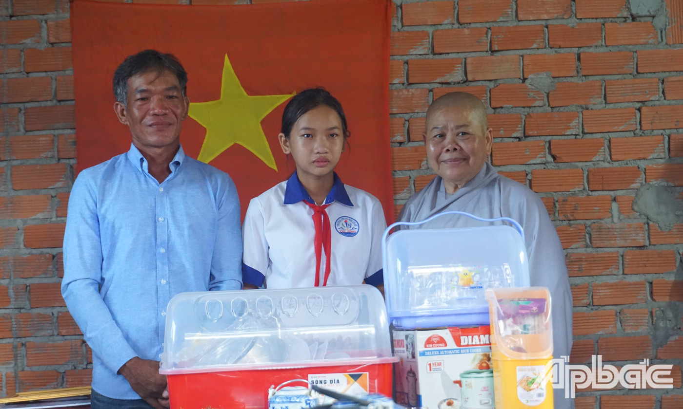 Hội Khuyến học tỉnh, Phân ban Ni giới – Giáo hội Phật giáo Việt Nam tỉnh Tiền Giang trao tặng quà cho em Phan Thị Kim Ngân