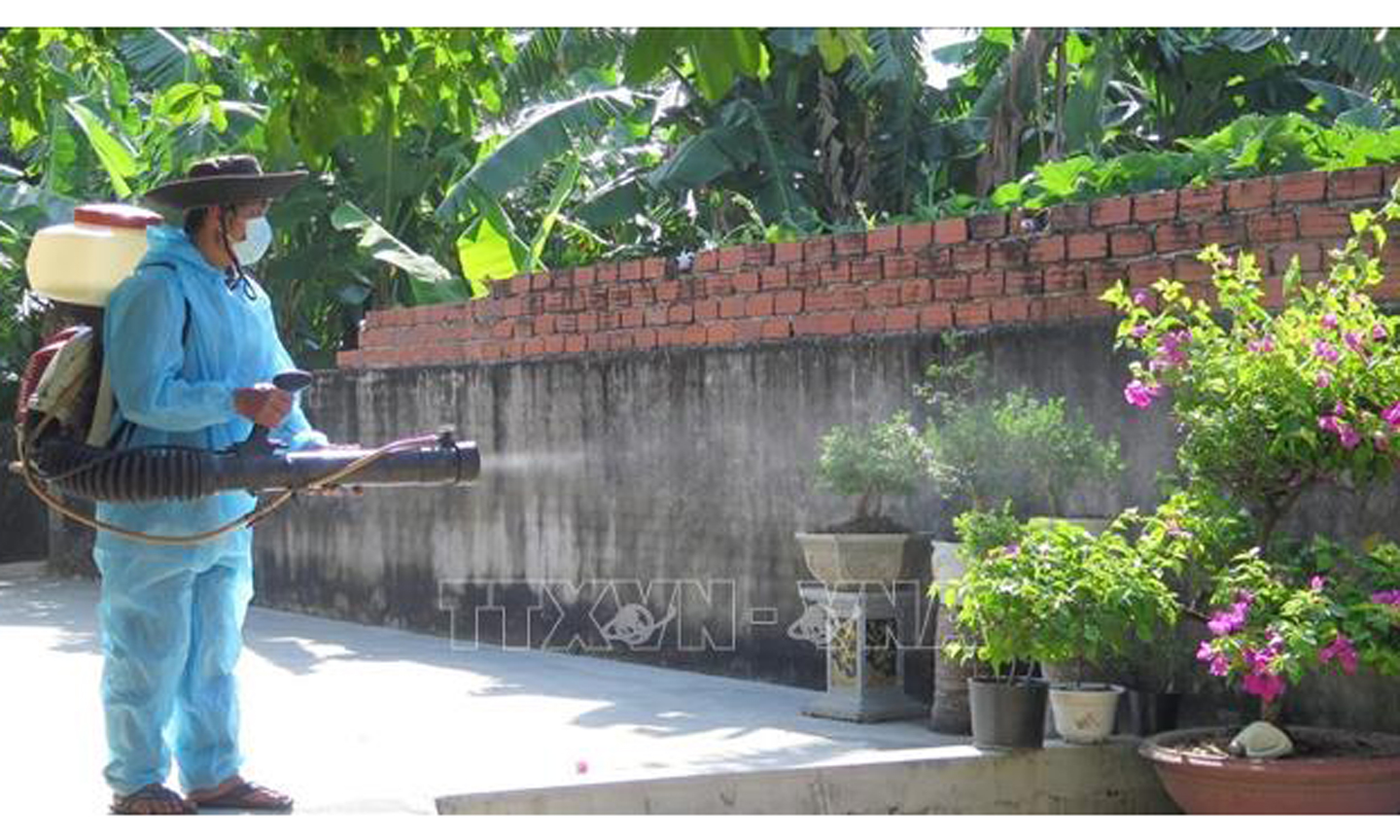 Phun hóa chất xử lý ổ dịch sốt xuất huyết tại huyện Tuy An (tỉnh Phú Yên). Ảnh: Xuân Triệu/TTXVN