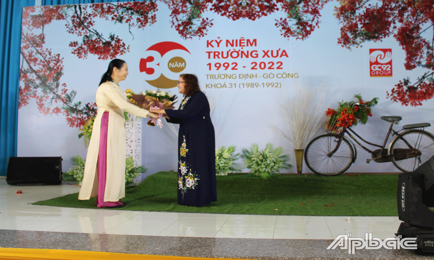 Cựu học sinh khóa 31 tặng hoa chúc mừng cô Nguyễn Thị Thanh Nguyên, nguyên Hiệu trưởng Trường THPT Trương Định. 