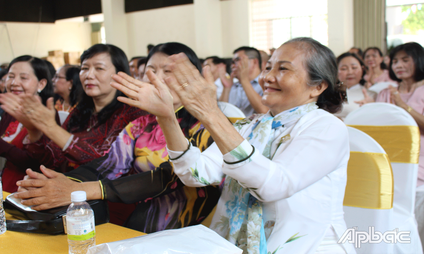 Các thầy cô giáo vui mừng trong ngày họp mặt. 
