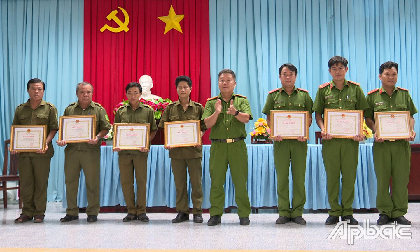 Thượng tá Phan Nguyễn Tiến Nhật, Phó trưởng Công an huyện Tân Phước trao giấy khen của Chủ tịch UBND huyện Tân Phước cho tập thể, cá nhân có thành tích đột xuất trong truy bắt đối tượng trộm cắp tài sản. Ảnh: Lê Hoài