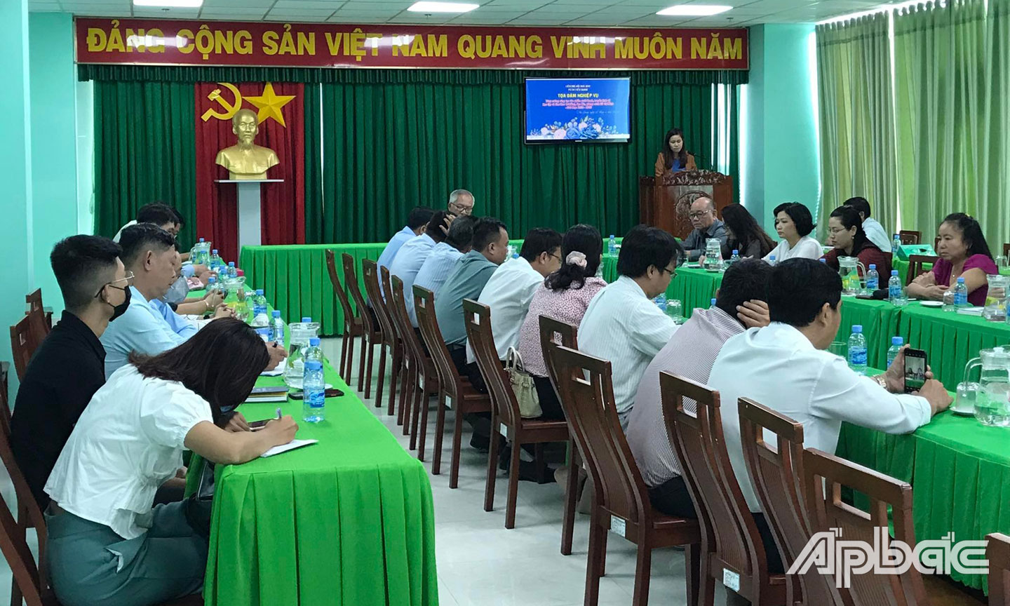 Các đại biểu chia sẻ kinh nghiệm sáng tác tác phẩm đề tài“Học tập và làm theo tư tưởng, đạo đức, phong cách Hồ Chí Minh”.