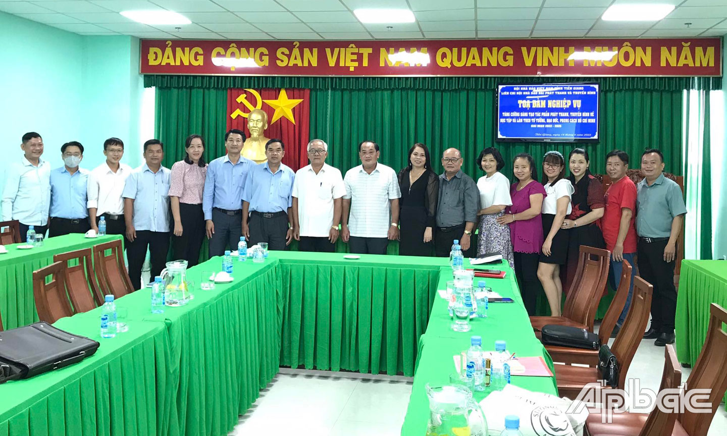 Các đại biểu chụp hình lưu niệm.