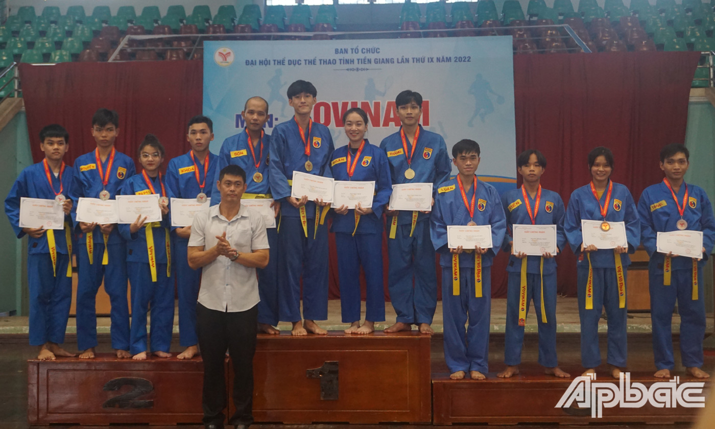 Ban Tổ chức trao huy chương ở nội dung Đa luyện tay không nữ cho các VĐV 