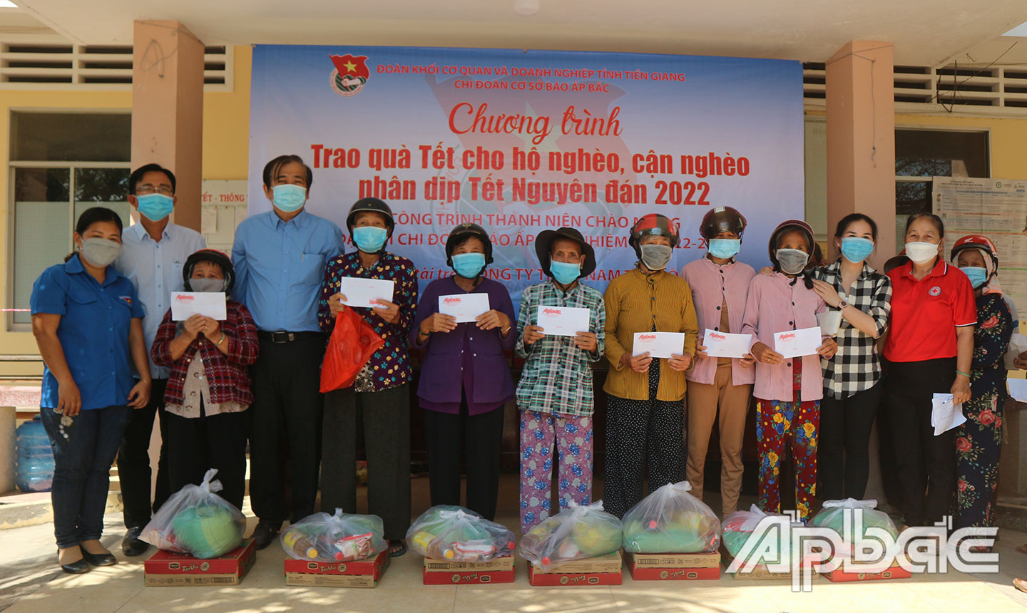 Báo Ấp Bắc tổ chức Chương trình Trao quà Tết Nguyên đán 2022 cho hộ nghèo, hộ cận nghèo. (Trong ảnh, trao quà Tết cho hộ nghèo, hộ cận nghèo xã Bình Xuân,  TX. Gò Công).