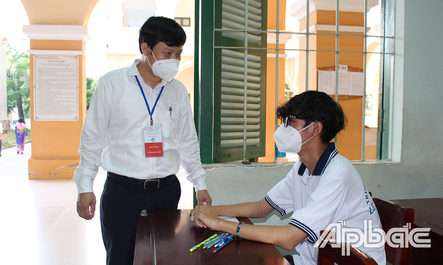 Đồng chí Lê Quang Trí thăm hỏi, động viên TS tại Hội đồng thi THPT Nguyễn Đình Chiểu.