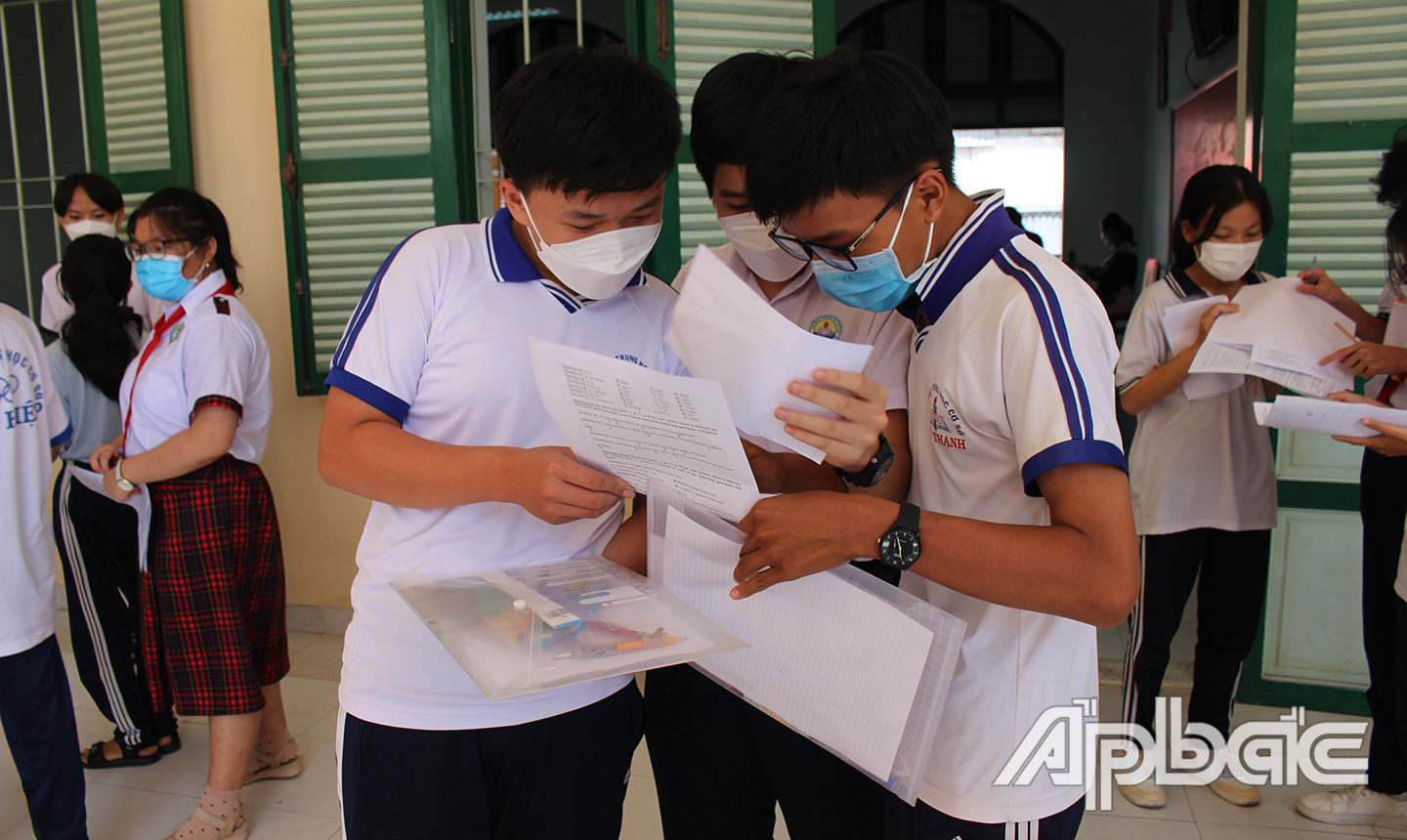 TS tại Hội đồng thi THPT Nguyễn Đình Chiểu trao đổi sau giờ thi. 