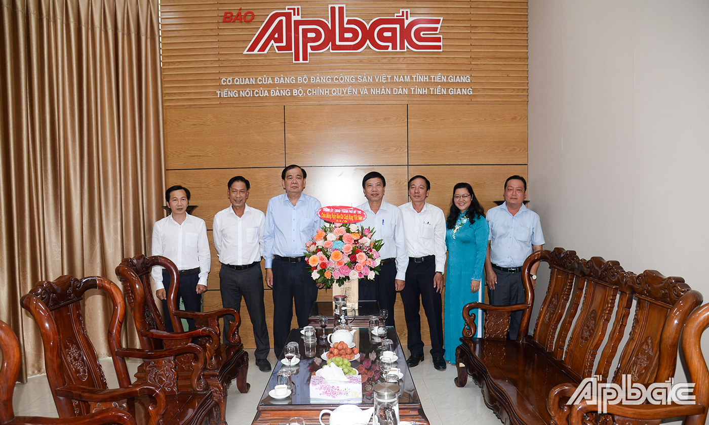 Lãnh đạo TP. Mỹ Tho chúc mừng Báo Ấp Bắc.