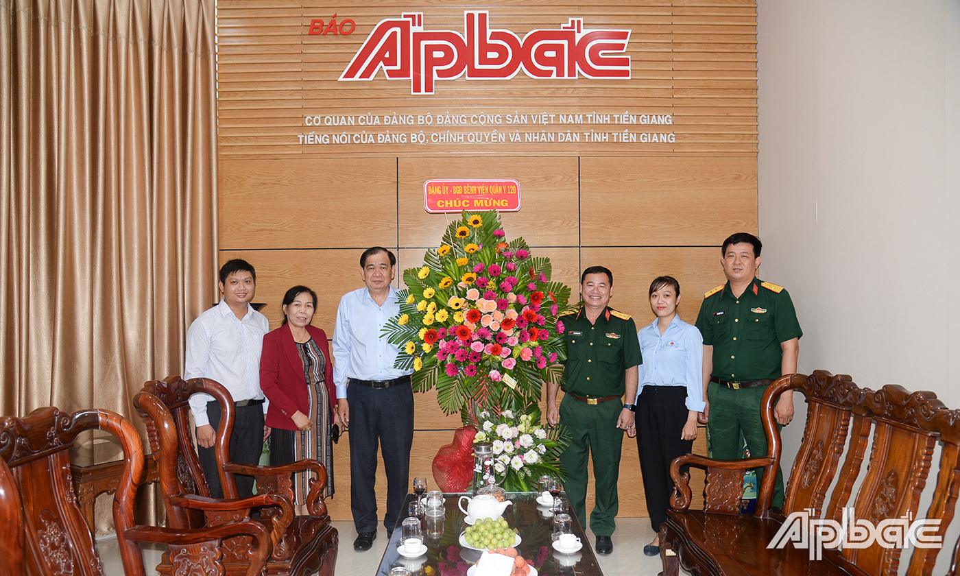 Đại diện lãnh đạo Đảng ủy - Ban Giám đốc Bệnh viện Quân y 120 chúc mừng Báo Ấp Bắc.