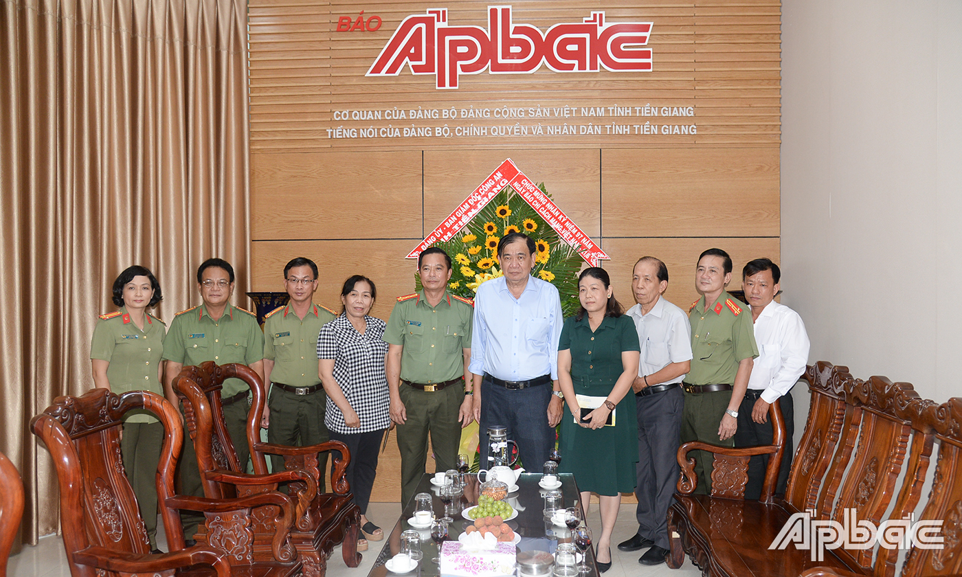 Đảng ủy - Ban Giám đốc Công an tỉnh Tiền Giang chúc mừng Báo Ấp Bắc.