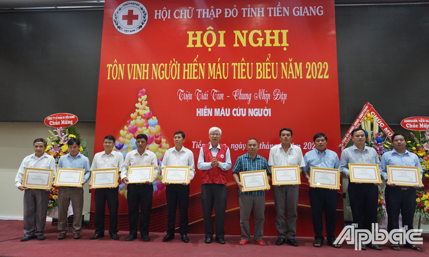 ông Võ Văn Láng Ủy viên Thường vụ Trung ương Hội CTĐ Việt Nam, Trưởng Ban Chỉ đạo vận động Hiến máu tình nguyện tỉnh Tiền Giang trao Bằng khen của Trung ương Hội CTĐ Việt Nam cho 11 cá nhân có thành tích xuất sắc trong công tác hiến máu tình nguyện, đã hiến 30 lần trở lên.