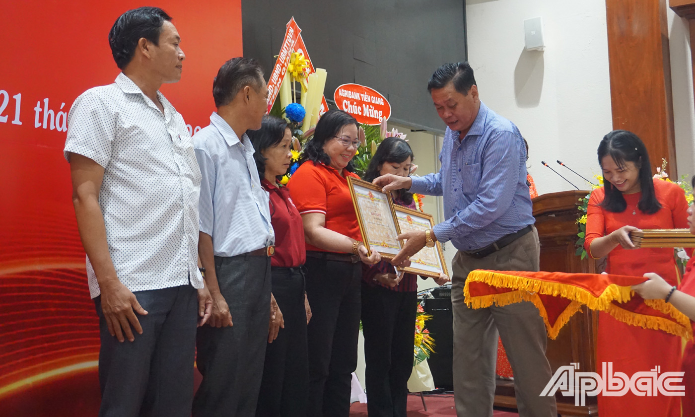 Ông Nguyễn Trọng Hữu, Phó Ban Dân vận Tiền Giang trao Bằng khen của Chủ tịch UBND tỉnh cho các cá nhân và tập thể có thành tích xuất sắc trong phong trào HMTN năm 2022.