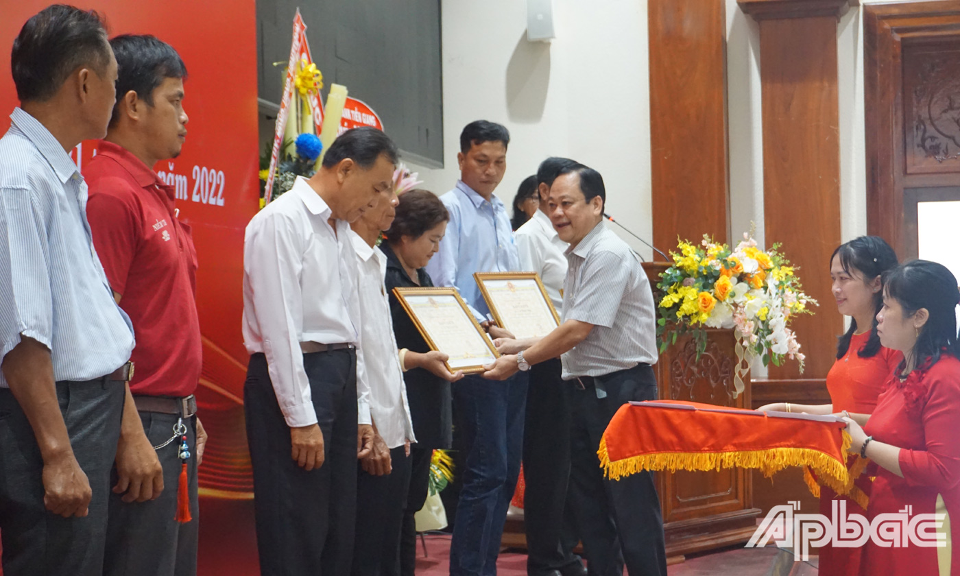 Đại diên lãnh đạo Sở Y tế trao trao Bằng khen của Chủ tịch UBND tỉnh cho các cá nhân và tập thể có thành tích xuất sắc trong phong trào HMTN năm 2022.