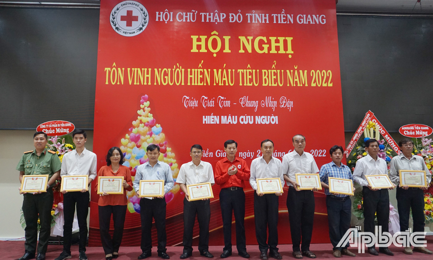 Ông Phan Đức Thanh, Chủ tịch Hội CTĐ tỉnh Tiền Giang trao giấy khen của Tỉnh Hội cho các tập thể, cá nhân có thành tích xuất sắc trong phong trào hiến máu tình nguyện năm 2022.
