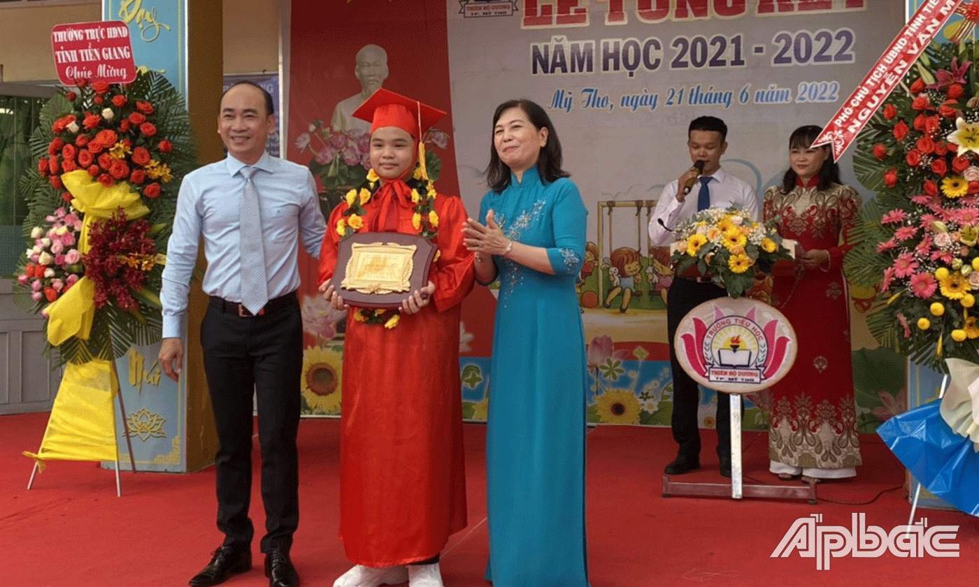 Khen thưởng học sinh đạt thành tích.