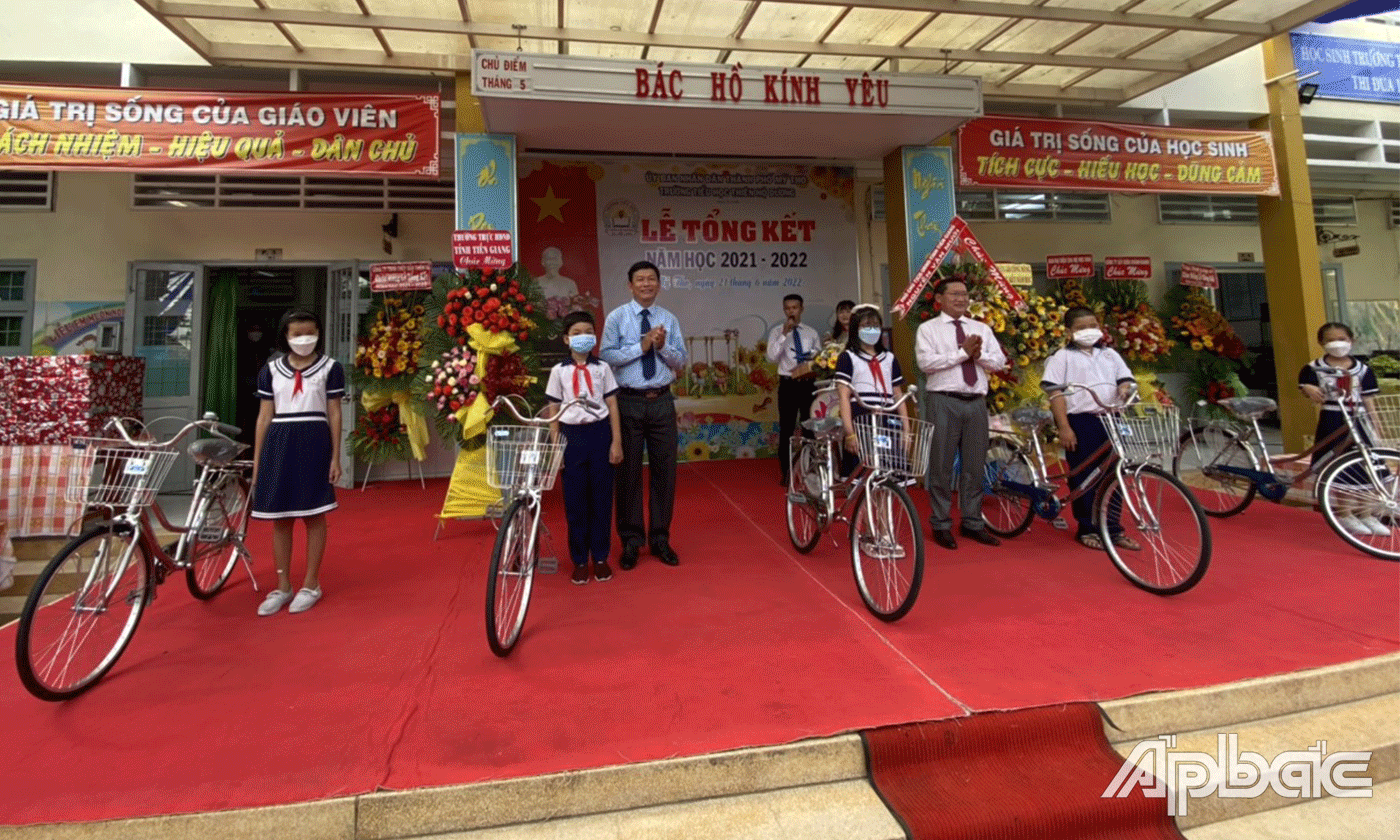 Trao xe đạp cho học sinh khó khăn.
