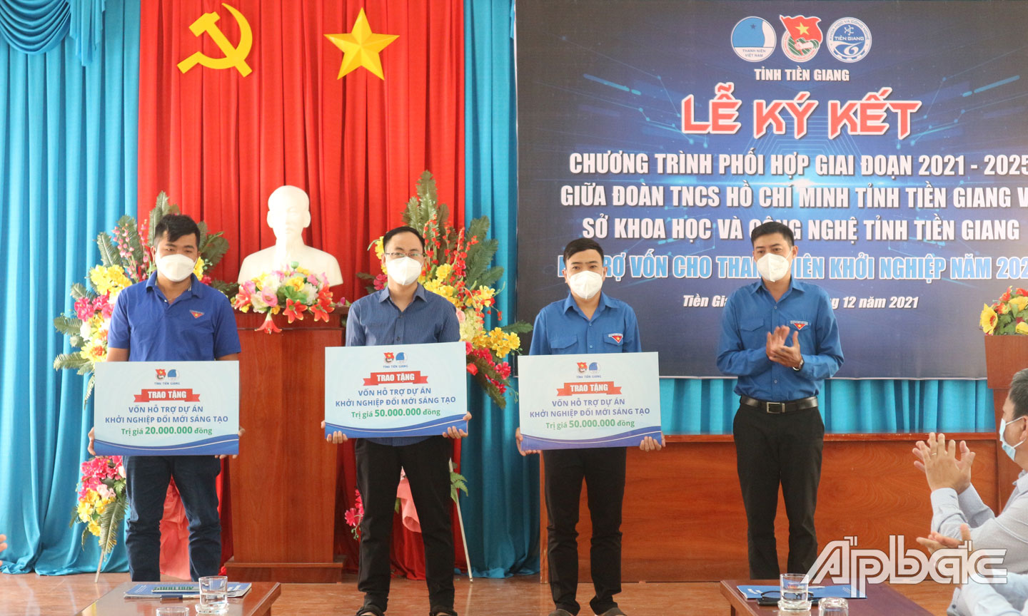 Tỉnh đoàn trao vốn hỗ trợ khởi nghiệp cho đoàn viên, thanh niên.