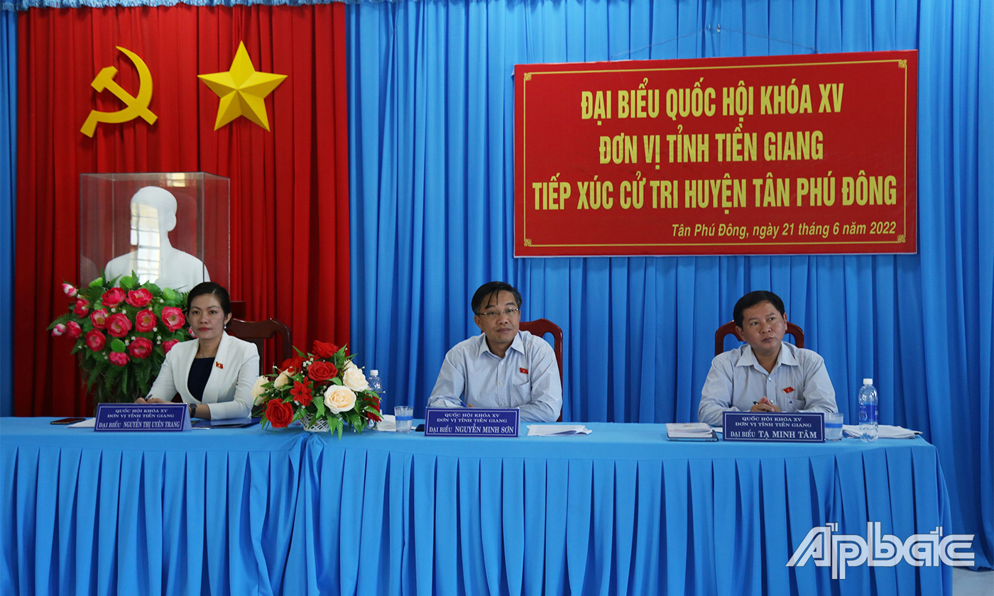 ĐBQH lắng nghe và ghi nhận ý kiến cử tri