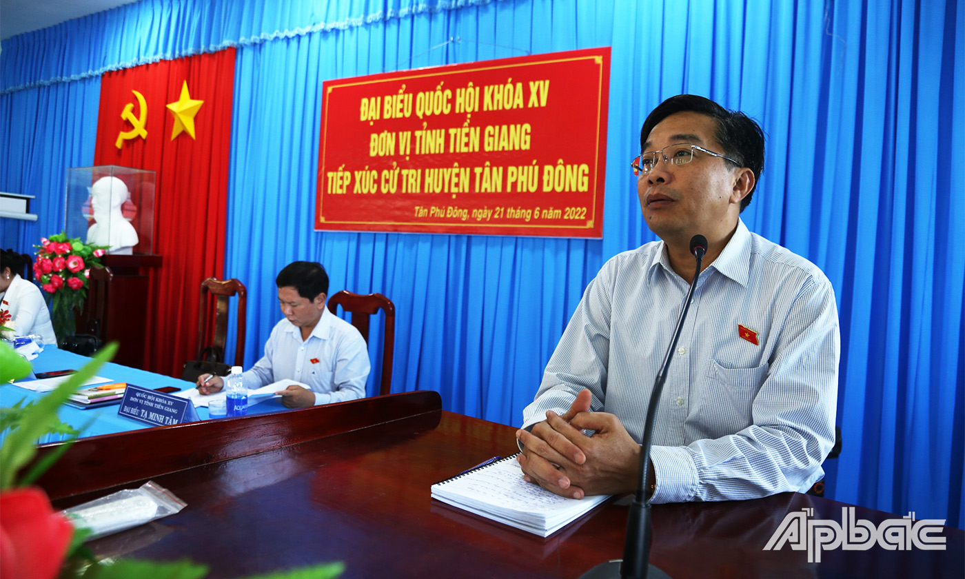 Đại biểu Nguyễn Minh Sơn phát biểu ý kiến tại hội trường