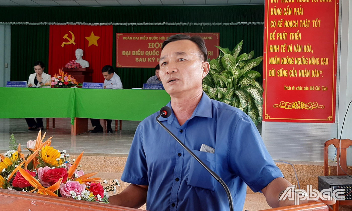 Cử tri phát biểu ý kiến tại buổi tiếp xúc