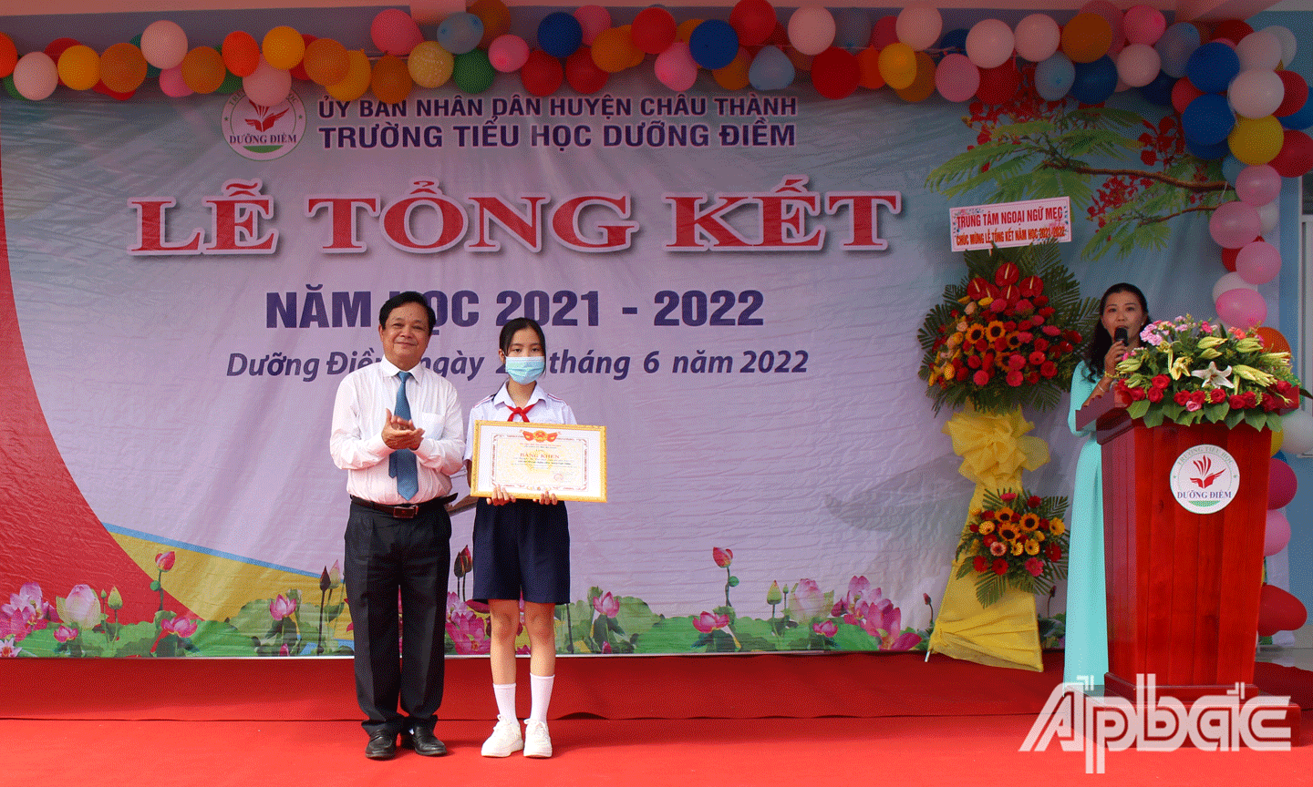 Bí thư huyện ủy Châu Thành Trương Minh Tới trao thưởng cho học sinh. 