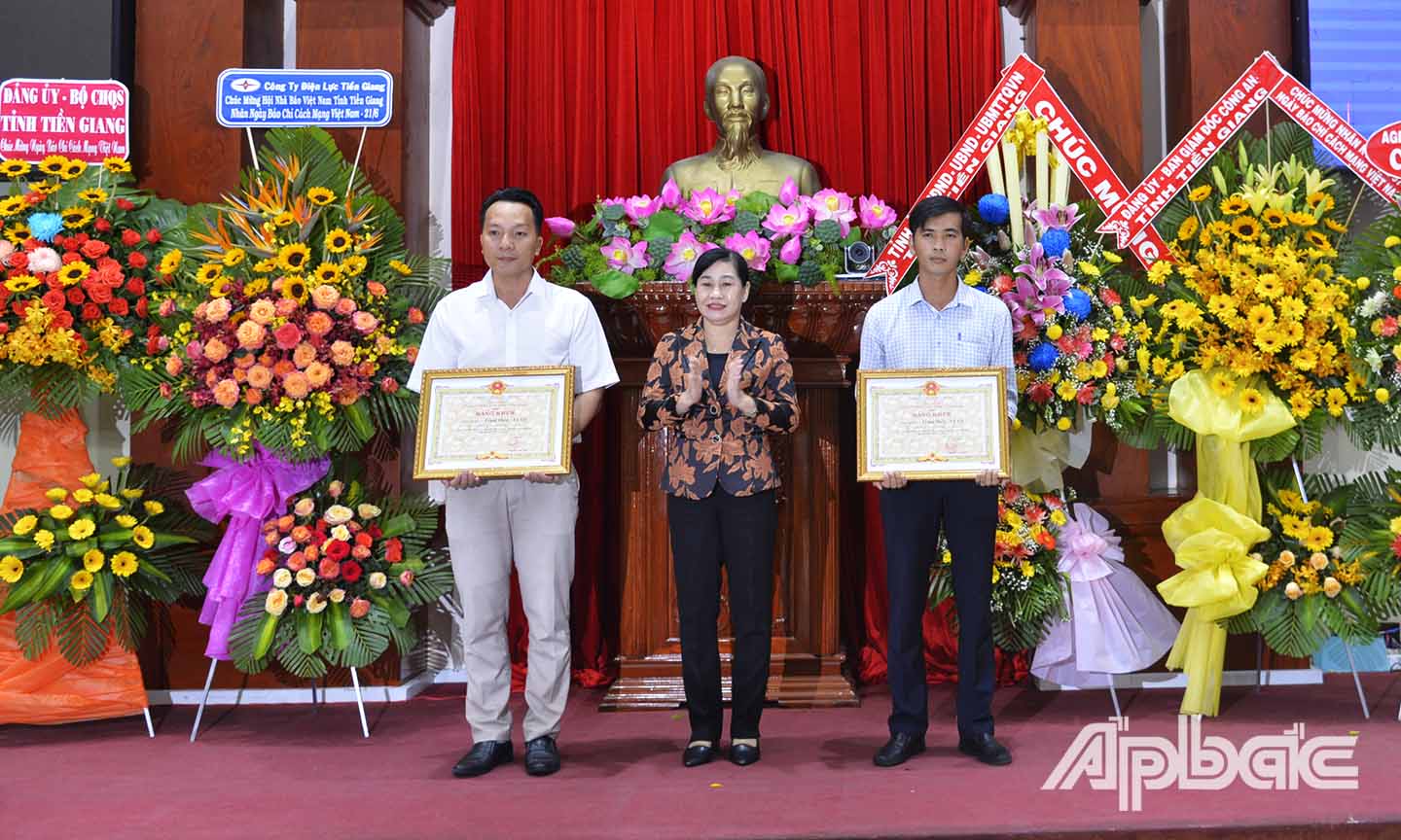 Đồng chí Châu Thị Mỹ Phương, Ủy viên Ban Thường vụ Tỉnh ủy, Trưởng Ban Tuyên giáo Tỉnh ủy trao bằng khen của UBND tỉnh cho nhóm tác giả đạt giải đặc biệt.