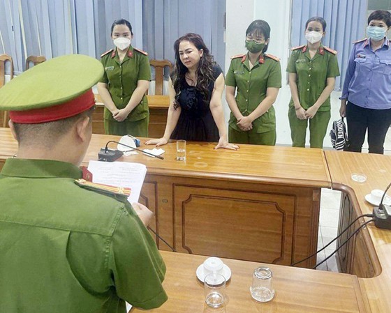 Bà Nguyễn Phương Hằng tại cơ quan công an.