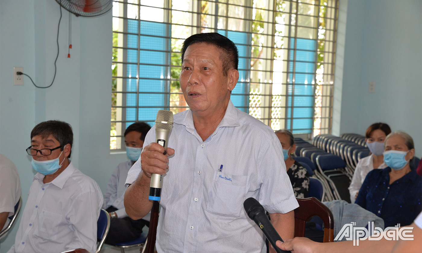 Cử tri phát biểu ý kiến tại buổi tiếp xúc