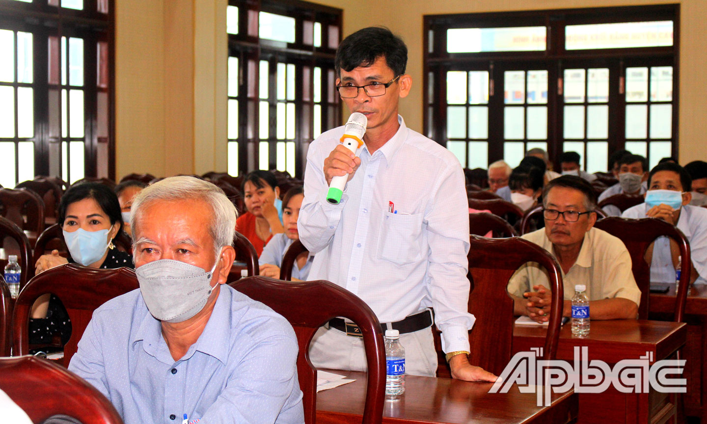Cử tri phát biểu ý kiến tại buổi tiếp xúc