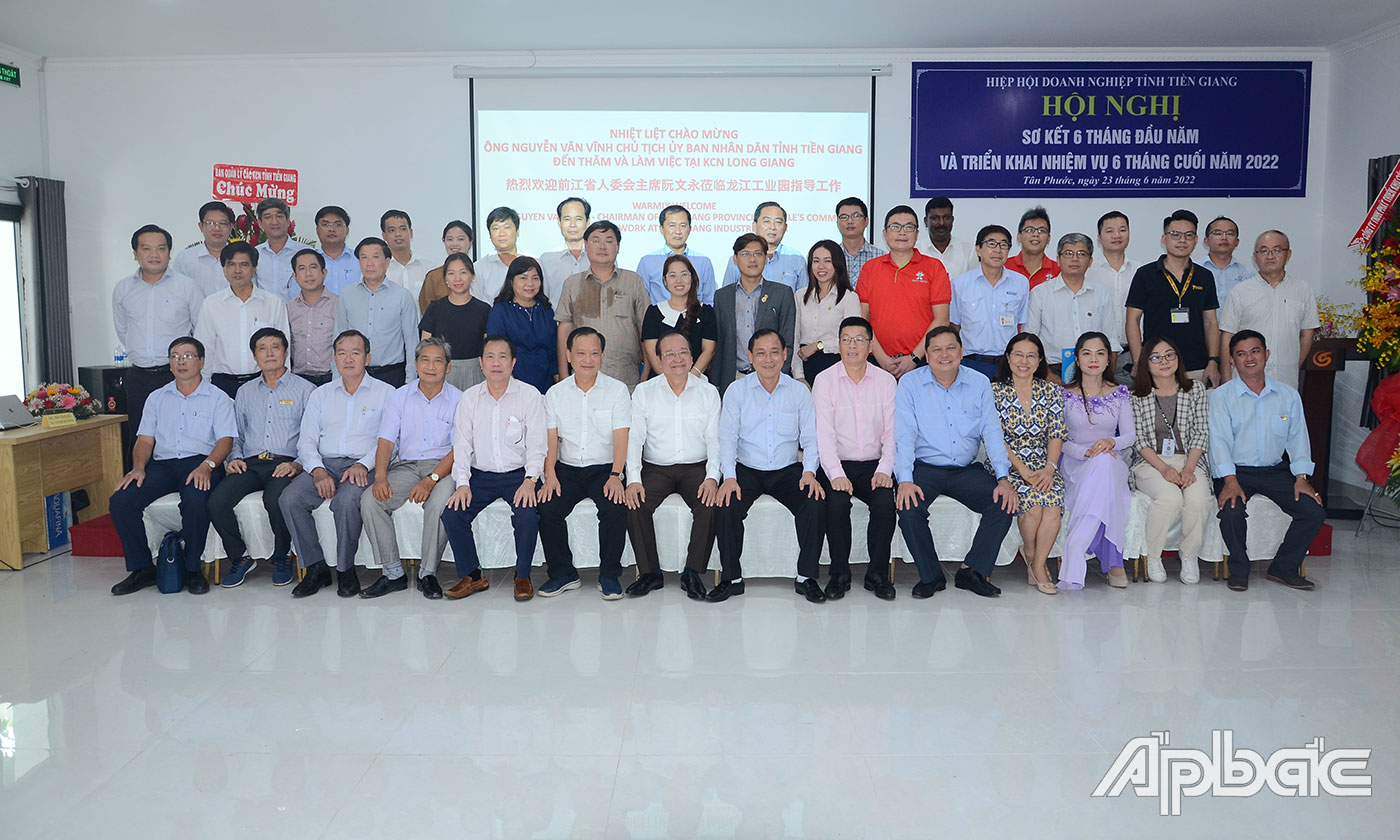 Các đại biểu chụp ảnh lưu niệm.