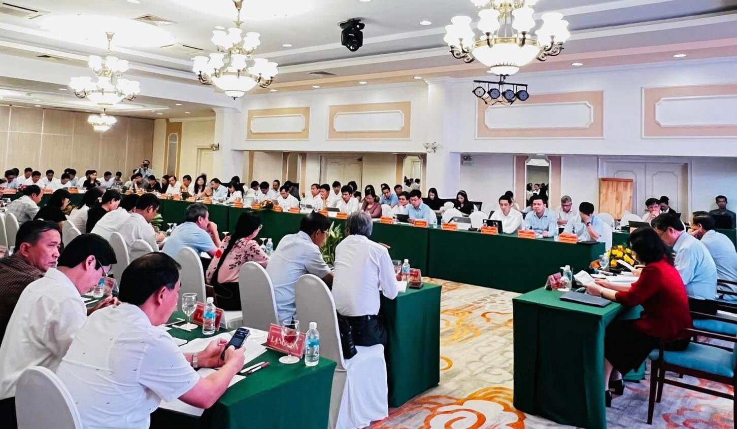 Quang cảnh hội nghị ngày 23-6.