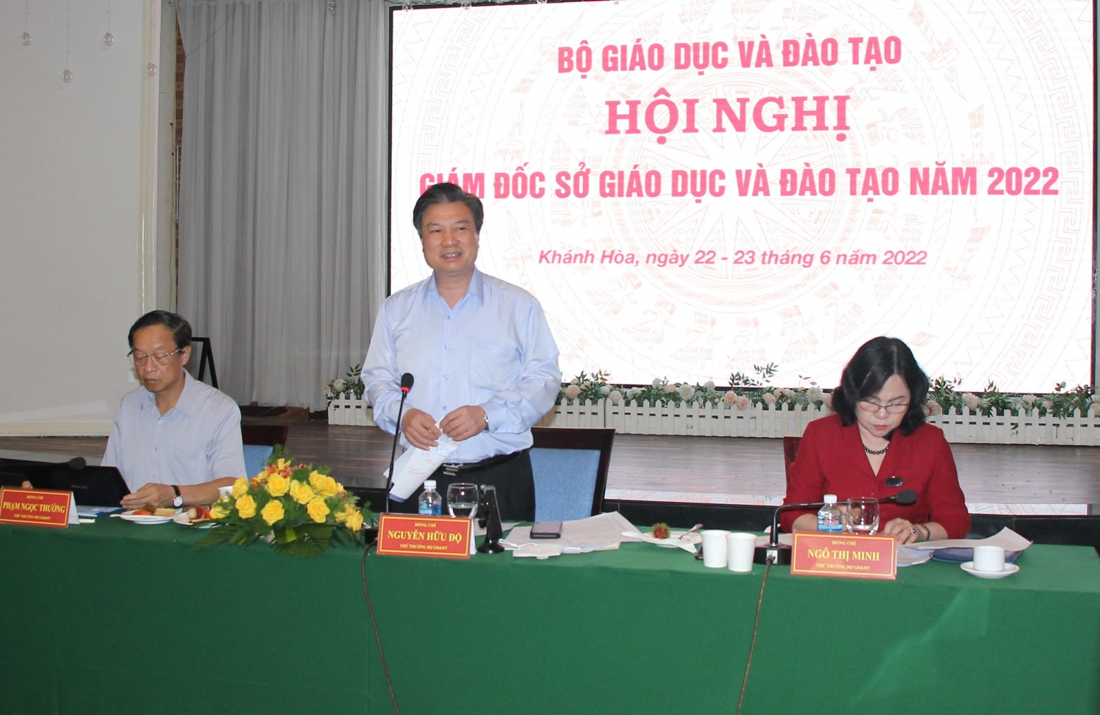 Thứ trưởng Bộ GD&ĐT Nguyễn Hữu Độ trao đổi tại hội nghị.
