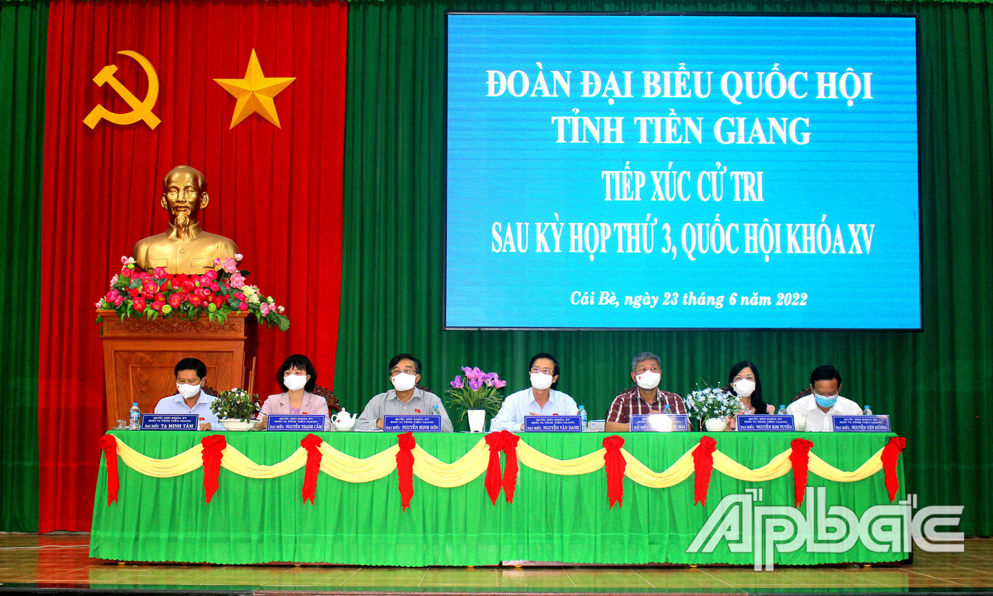 ĐBQH lắng nghe và ghi nhận ý kiến cử tri