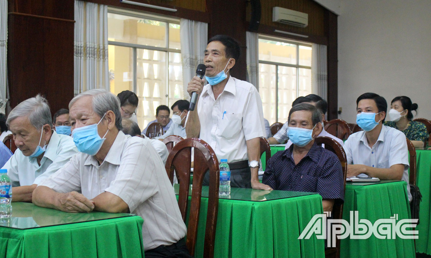 Cử tri phát biểu ý kiến tại buổi tiếp xúc