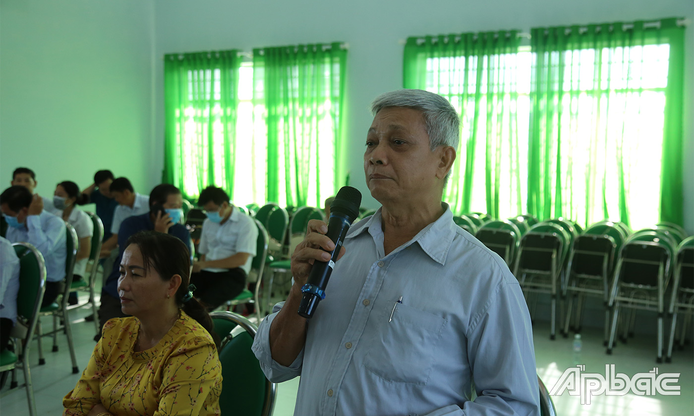 Cử tri phát biểu ý kiến tại buổi tiếp xúc